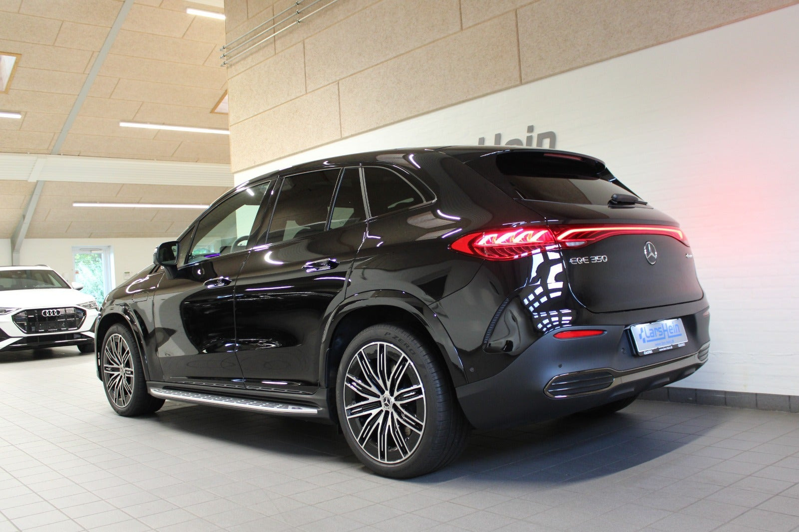 Sort Mercedes EQE350 SUV fra 2026