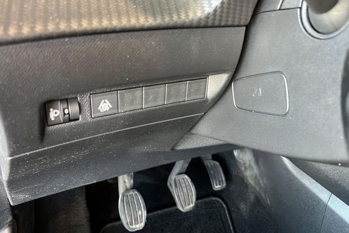 Sølv Peugeot 208 fra 2020