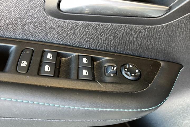 Sølv Peugeot 208 fra 2020