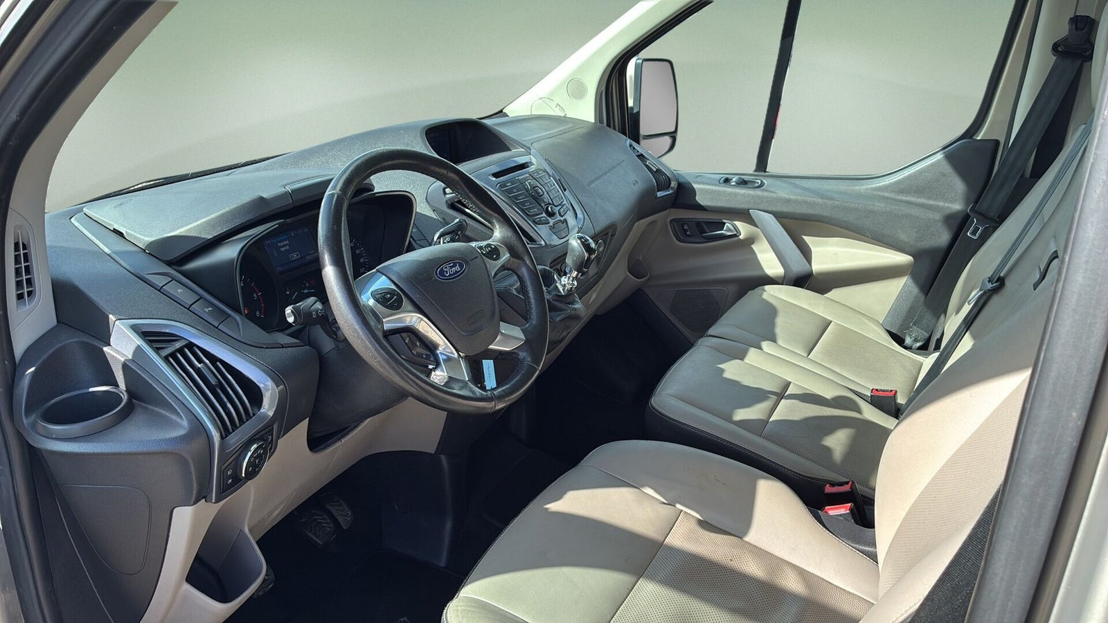 Orange Ford Tourneo Custom 300 L2 fra 2017