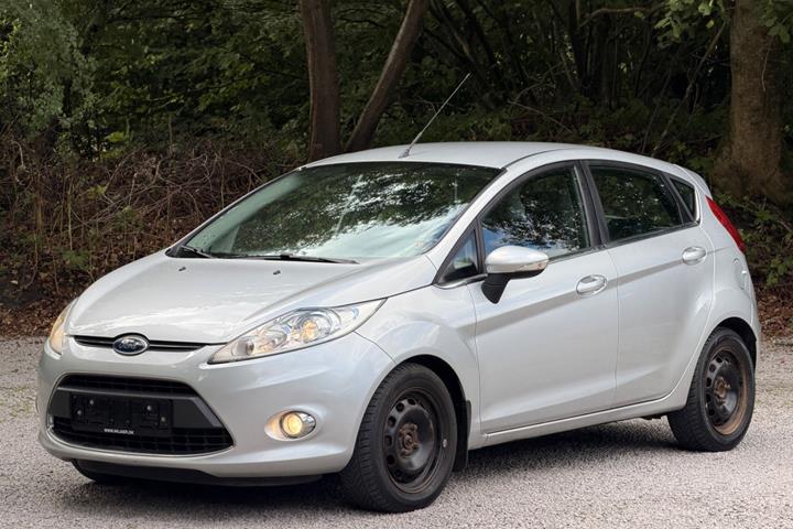Blå Ford Fiesta fra 2012