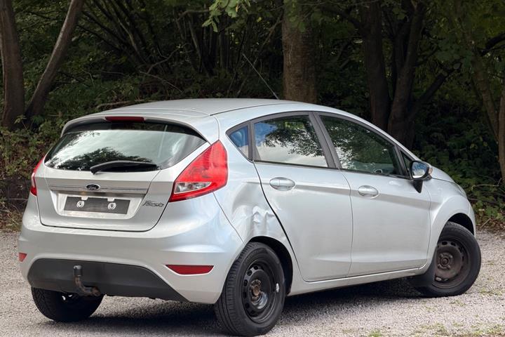 Blå Ford Fiesta fra 2012