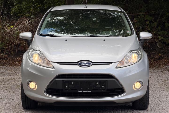 Blå Ford Fiesta fra 2012