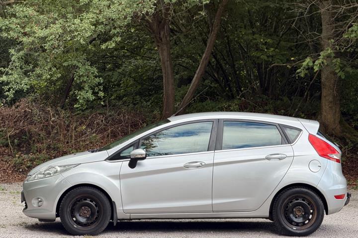 Blå Ford Fiesta fra 2012