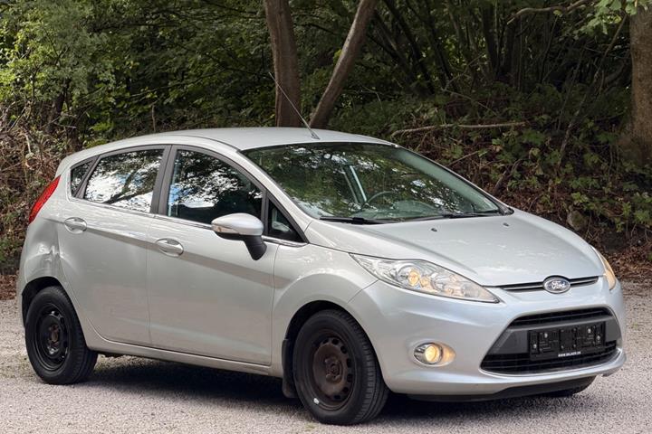 Blå Ford Fiesta fra 2012