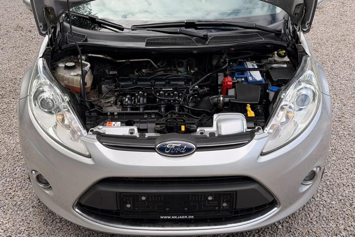 Blå Ford Fiesta fra 2012