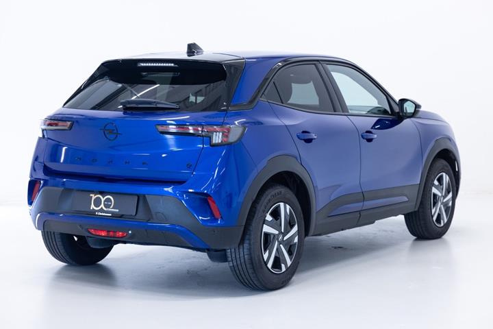 Blå Opel Mokka-e fra 2025