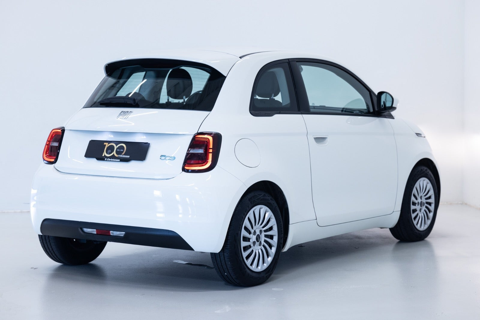 Hvid Fiat 500e fra 2023