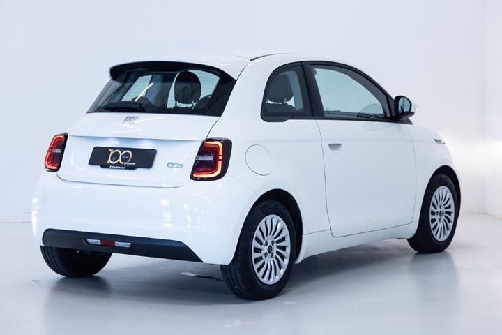 Hvid Fiat 500e fra 2023