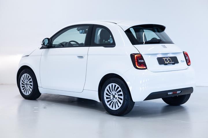Hvid Fiat 500e fra 2023