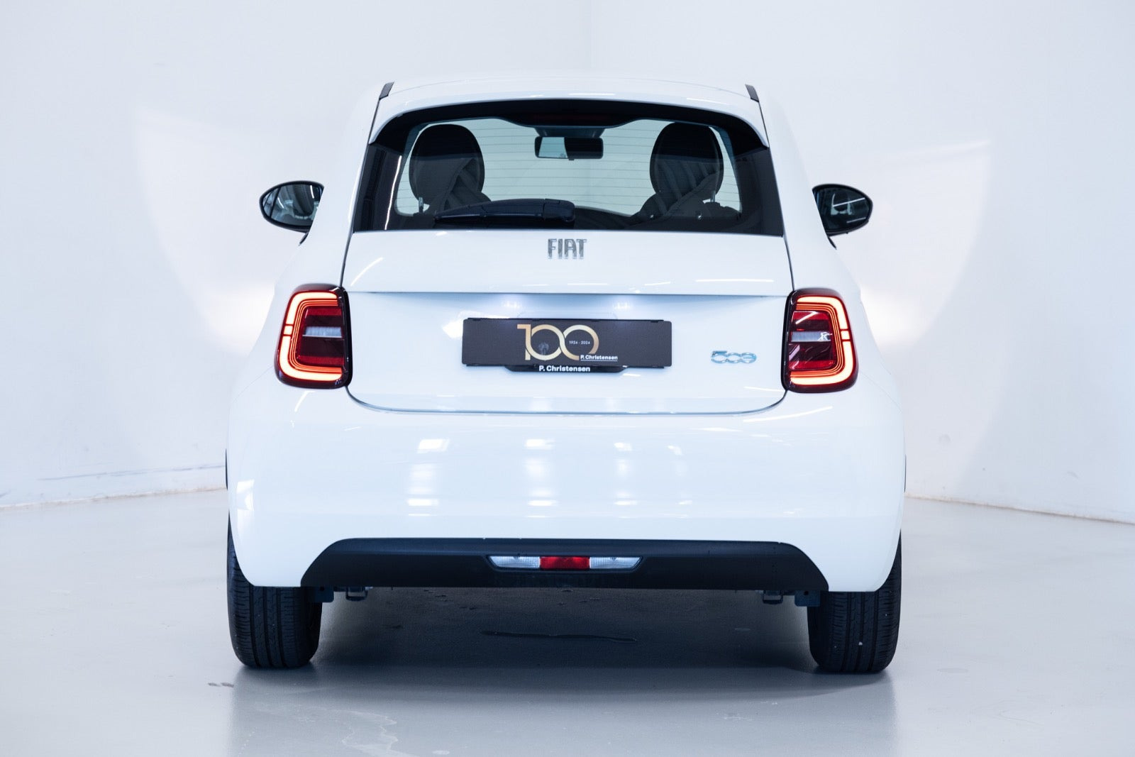 Hvid Fiat 500e fra 2023