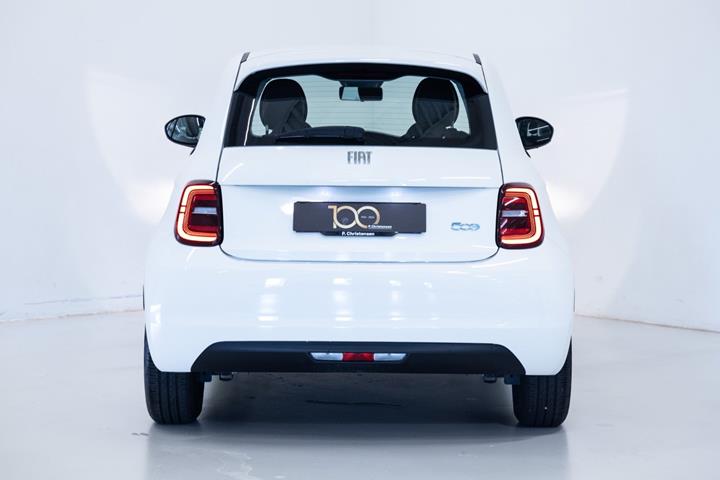 Hvid Fiat 500e fra 2023