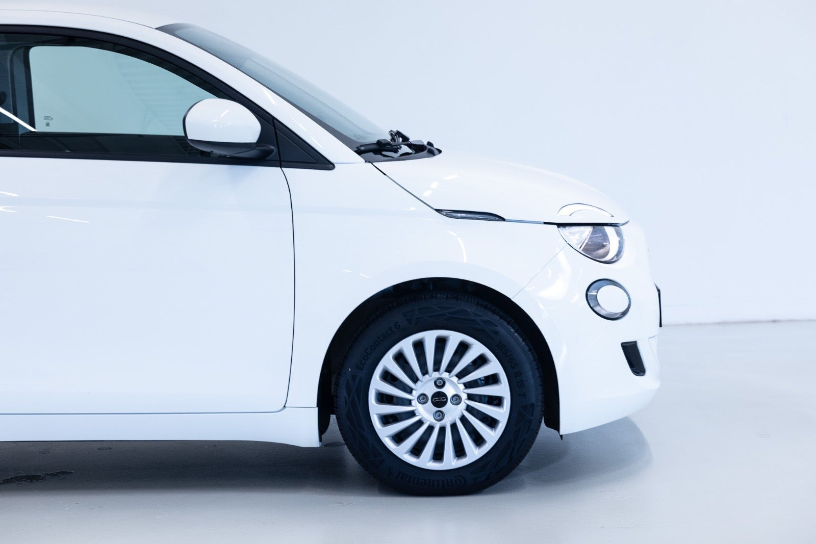 Hvid Fiat 500e fra 2023