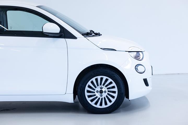 Hvid Fiat 500e fra 2023
