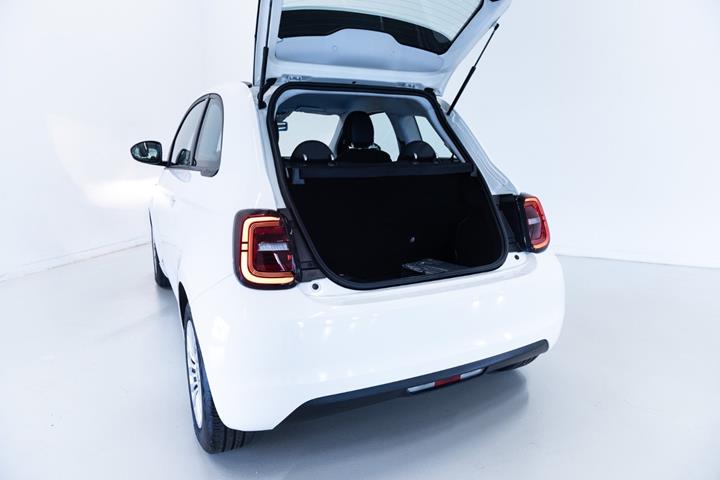Hvid Fiat 500e fra 2023