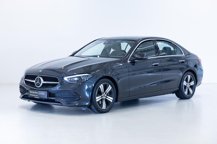 Grå Mercedes C200 fra 2022 set udefra