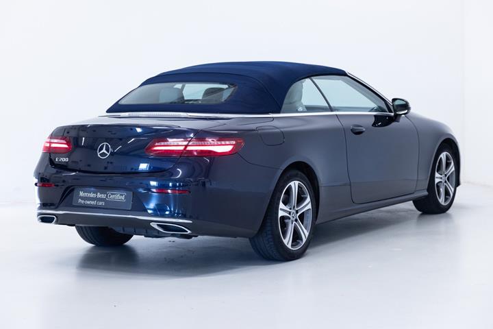 Blå Mercedes E200 fra 2018