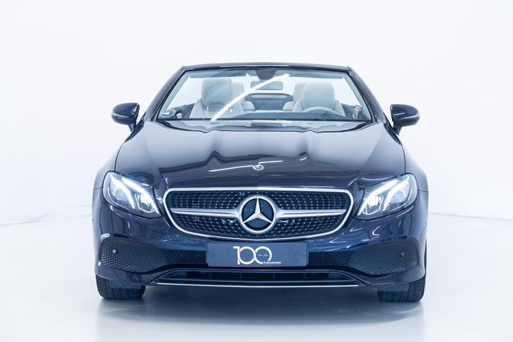 Blå Mercedes E200 fra 2018