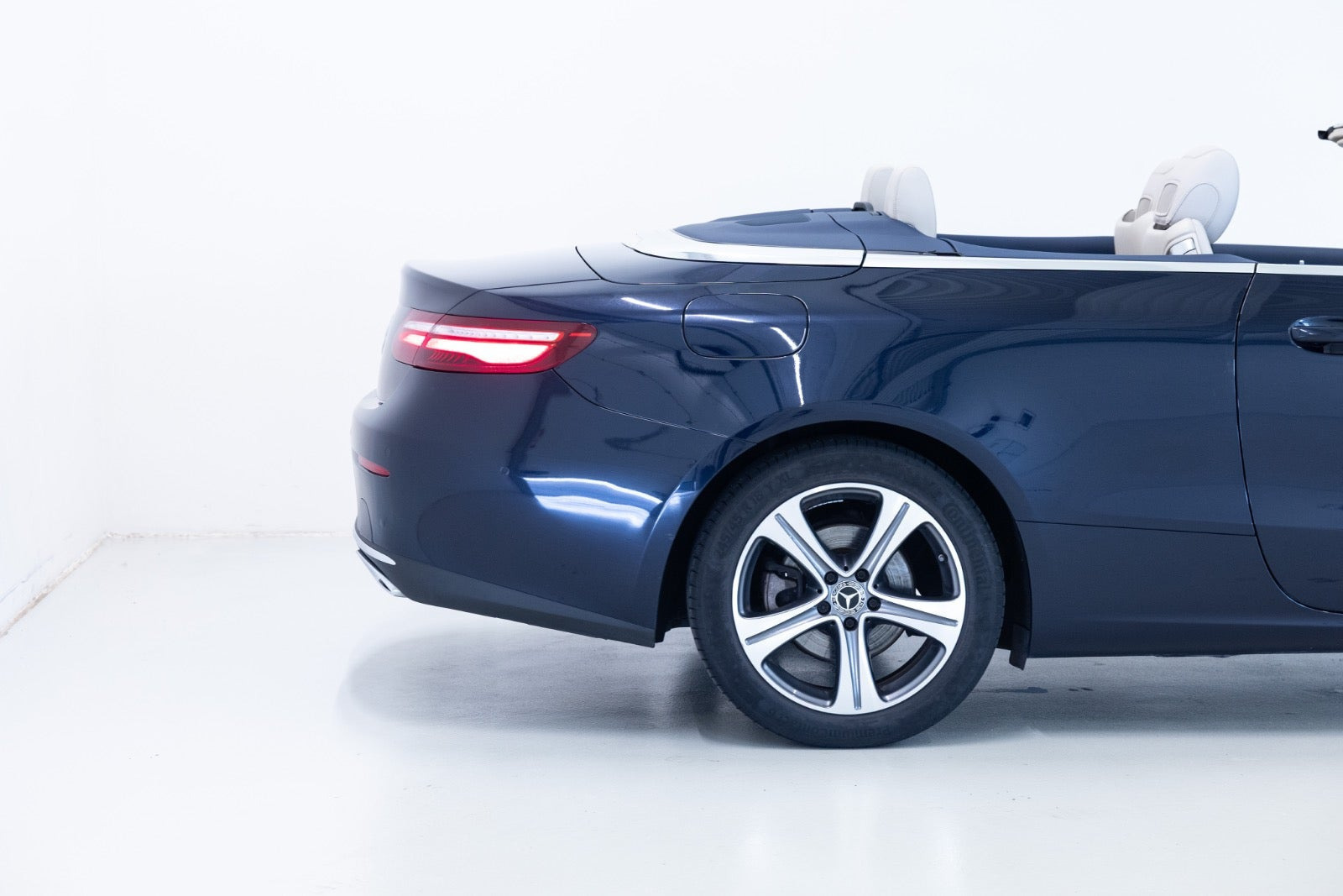 Blå Mercedes E200 fra 2018