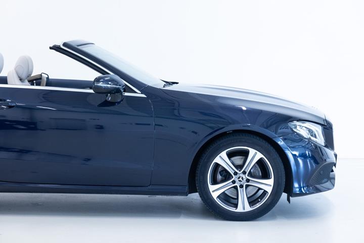 Blå Mercedes E200 fra 2018