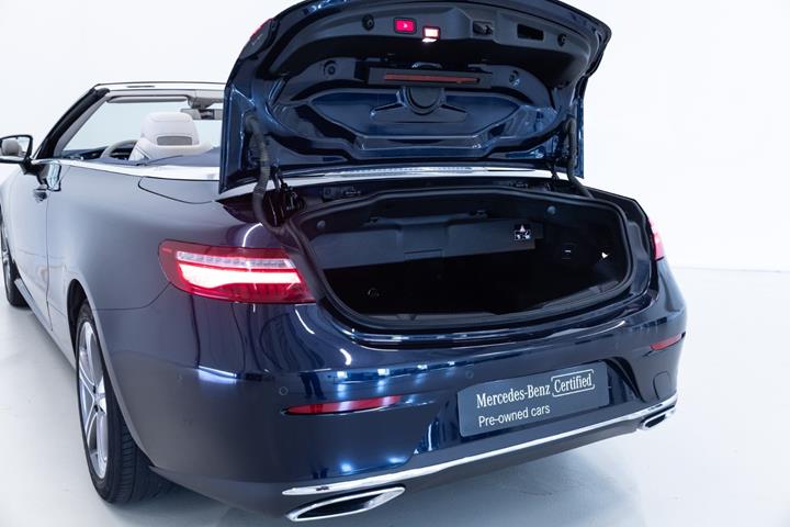 Blå Mercedes E200 fra 2018