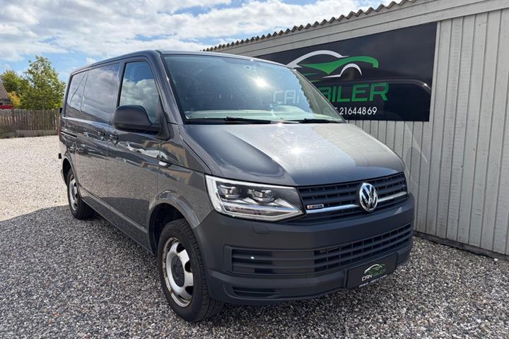 Grå VW Transporter fra 2017 set udefra