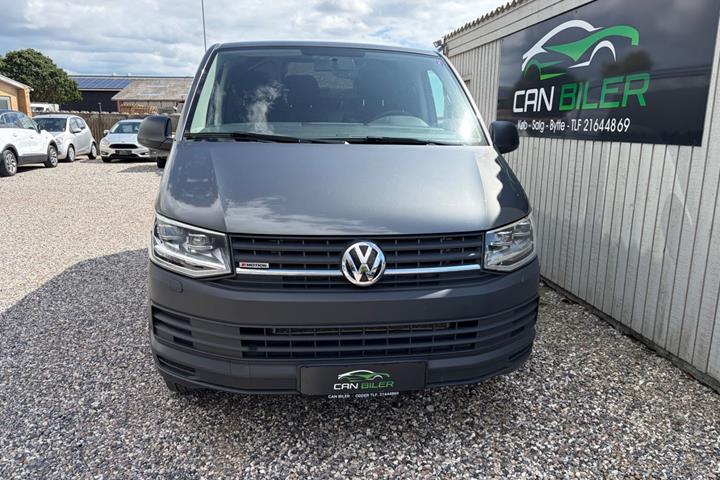 Grå VW Transporter fra 2017
