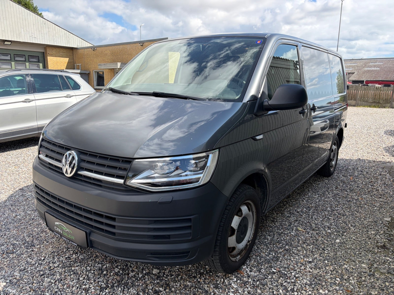 Grå VW Transporter fra 2017