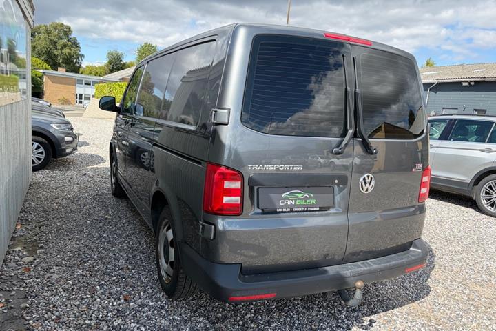 Grå VW Transporter fra 2017