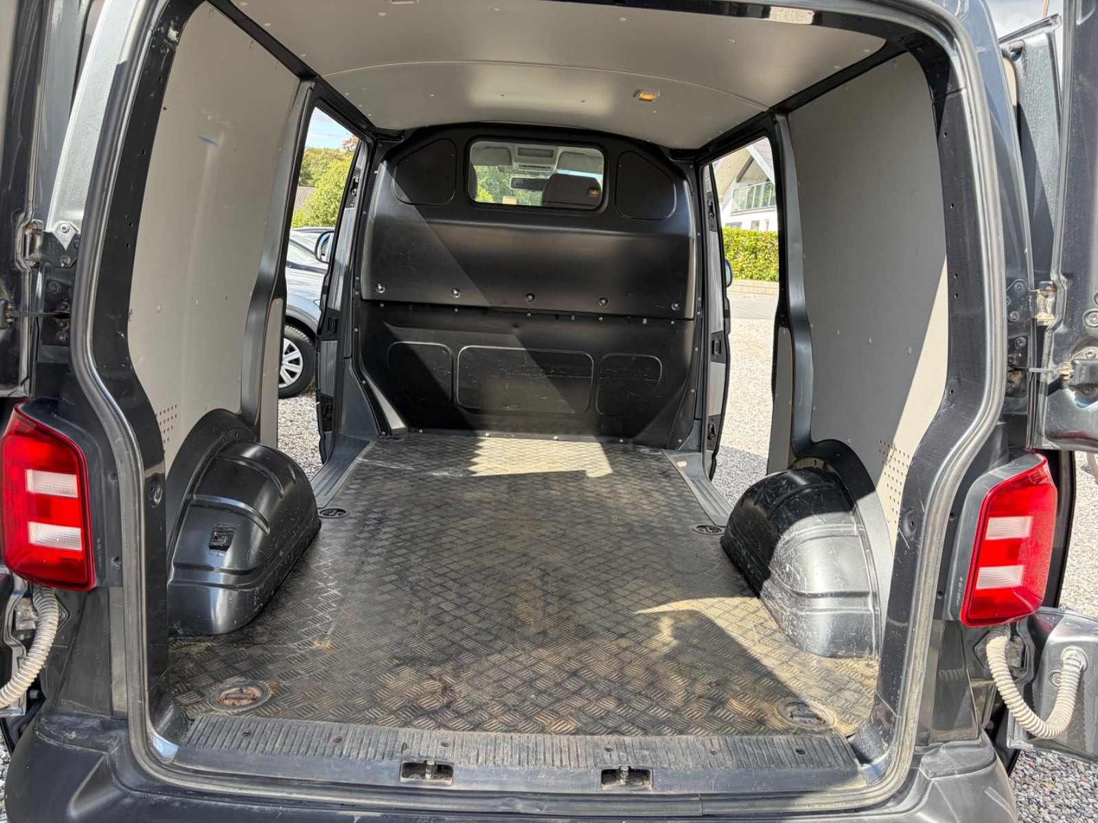 Grå VW Transporter fra 2017