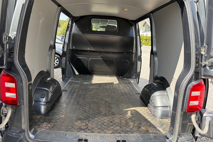 Grå VW Transporter fra 2017