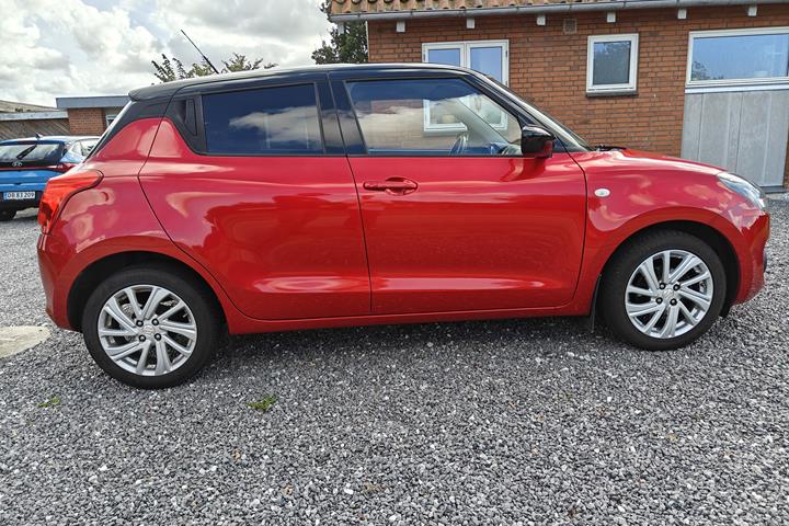 Rød Suzuki Swift fra 2021