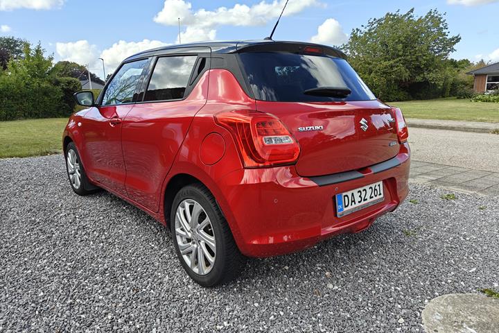 Rød Suzuki Swift fra 2021
