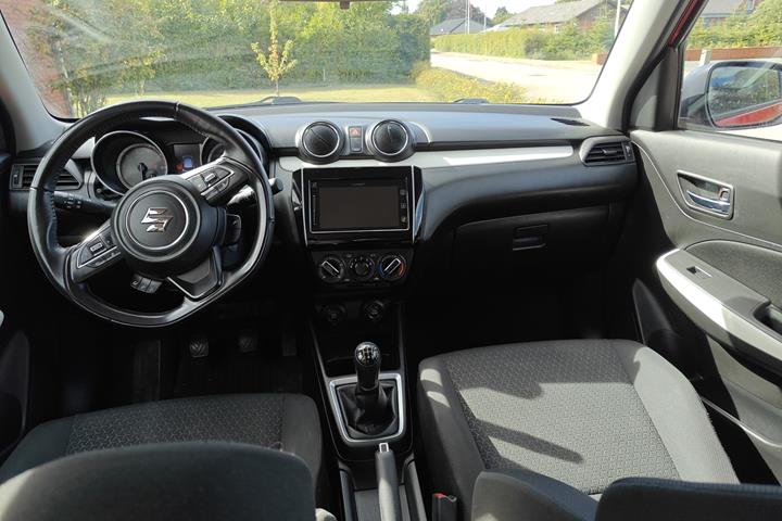 Rød Suzuki Swift fra 2021