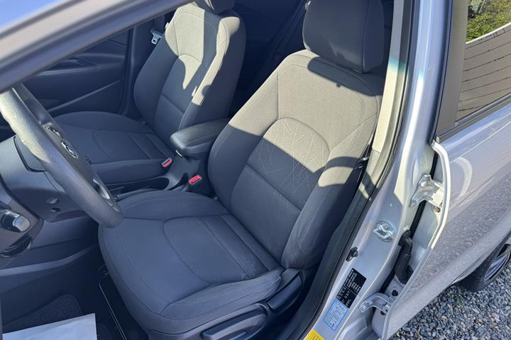 Grå Kia Rio fra 2014