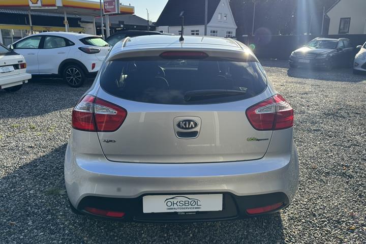 Grå Kia Rio fra 2014