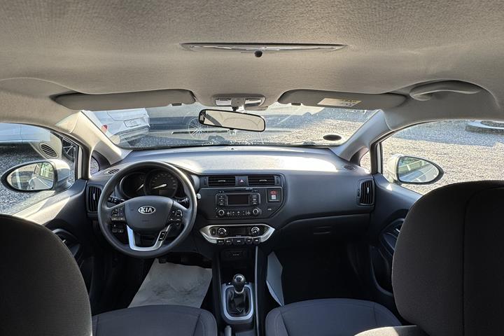 Grå Kia Rio fra 2014