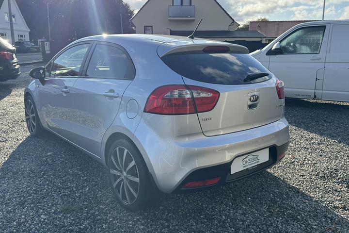 Grå Kia Rio fra 2014