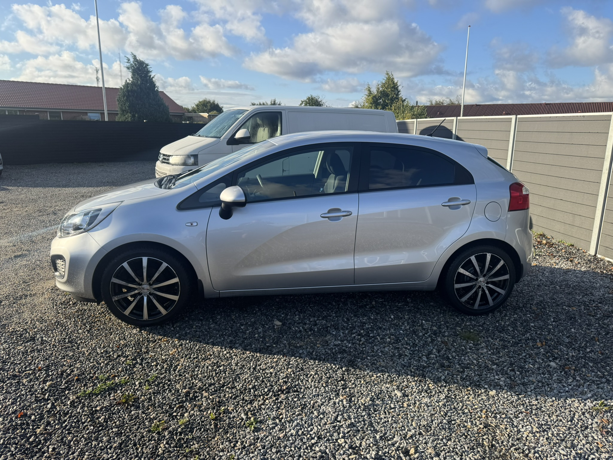 Grå Kia Rio fra 2014