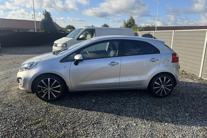 Grå Kia Rio fra 2014