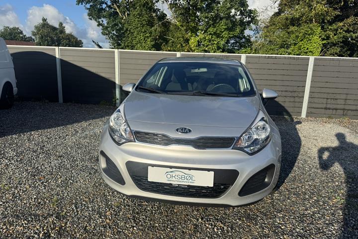 Grå Kia Rio fra 2014