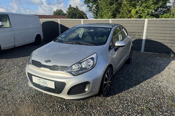 Grå Kia Rio fra 2014