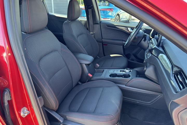 Rød Ford Kuga fra 2020