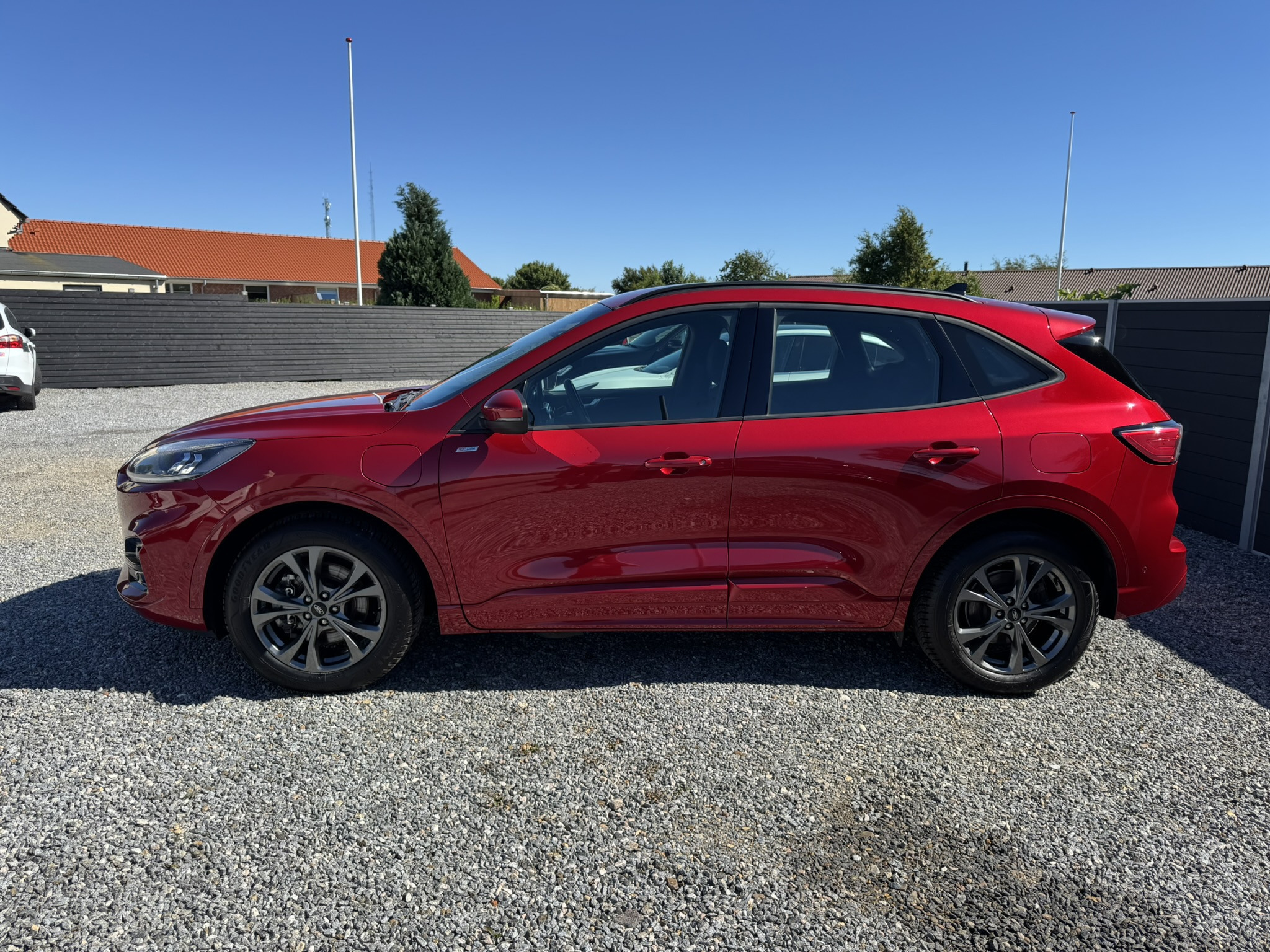 Rød Ford Kuga fra 2020
