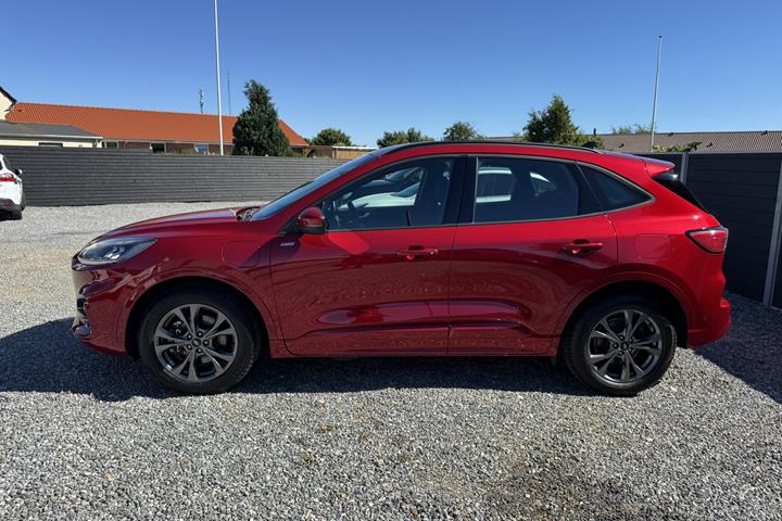 Rød Ford Kuga fra 2020