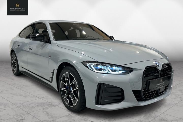 Grå BMW i4 fra 2023 set udefra