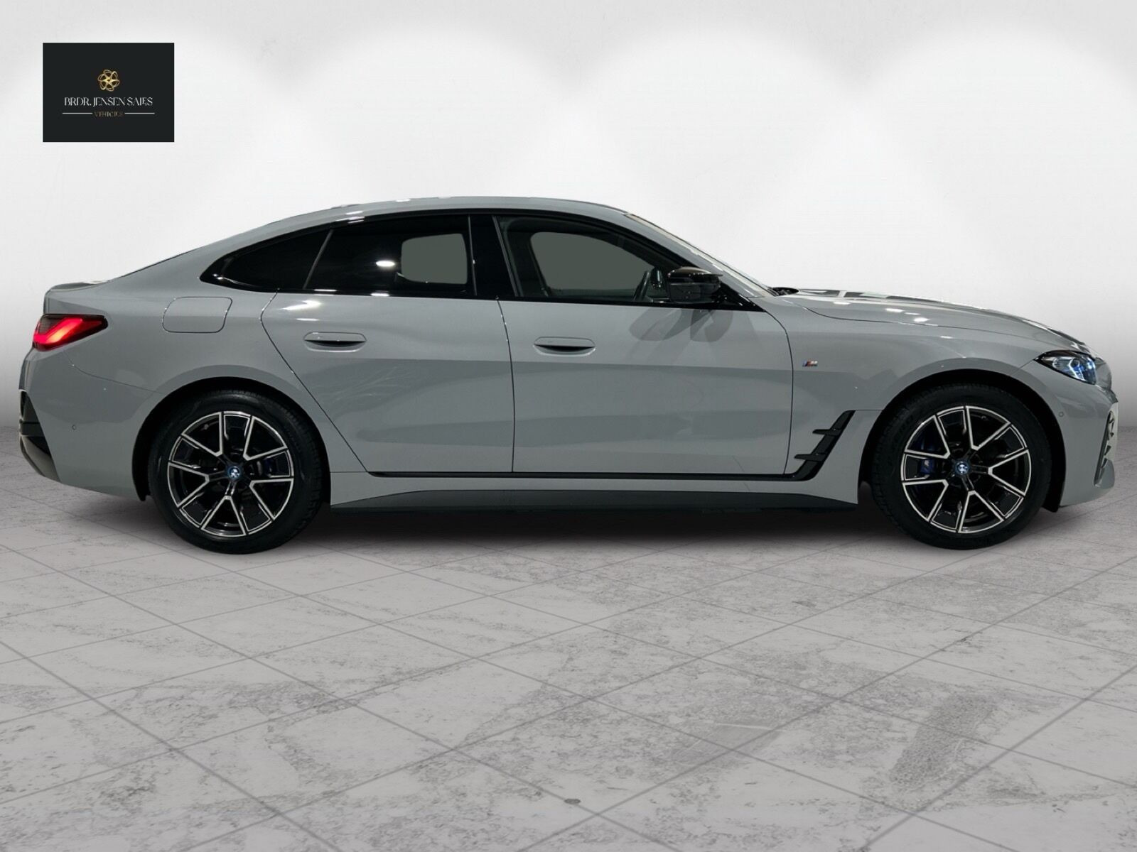 Grå BMW i4 fra 2023