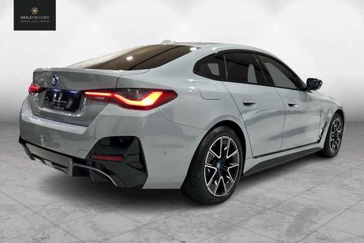 Grå BMW i4 fra 2023