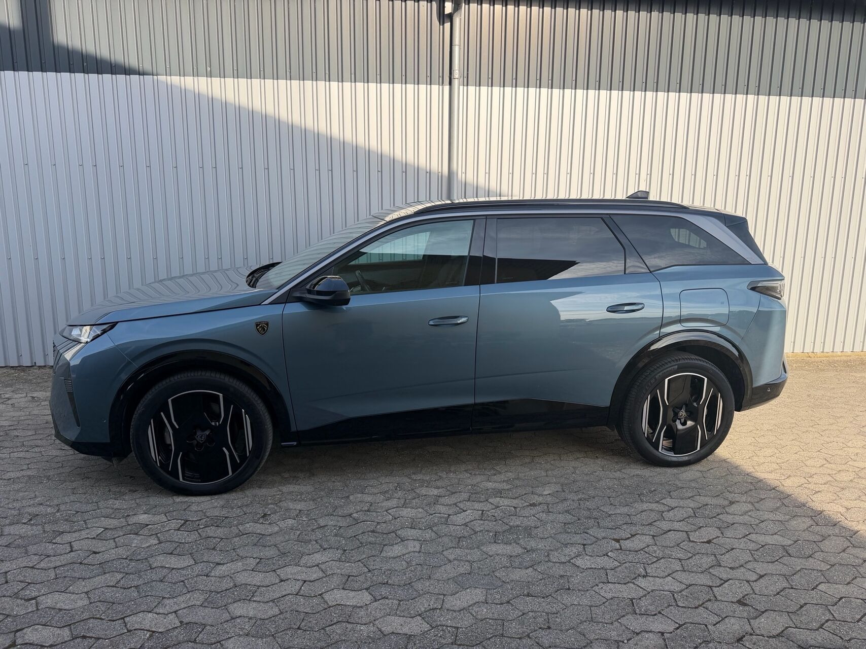 Blå Peugeot e-5008 fra 2025