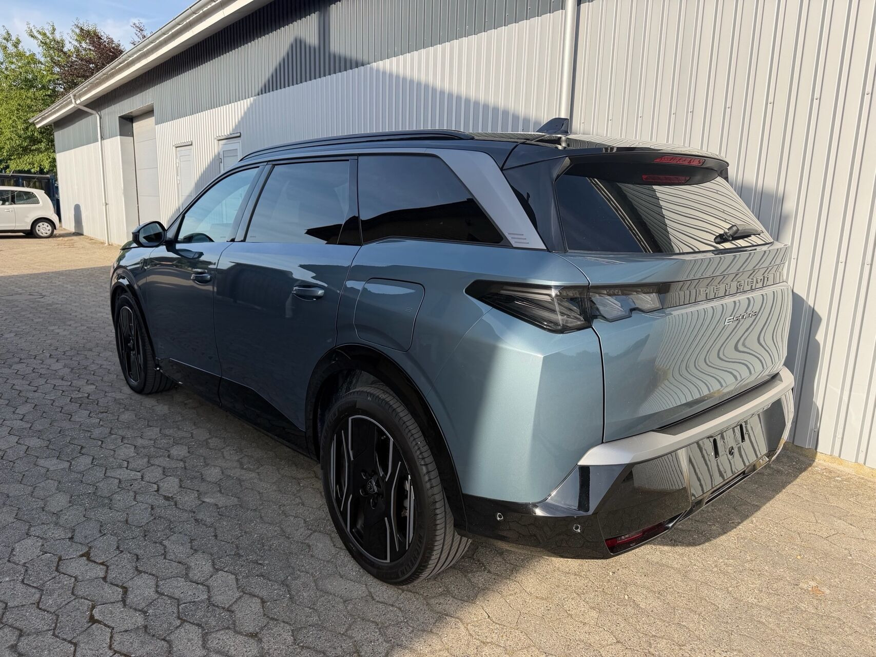 Blå Peugeot e-5008 fra 2025